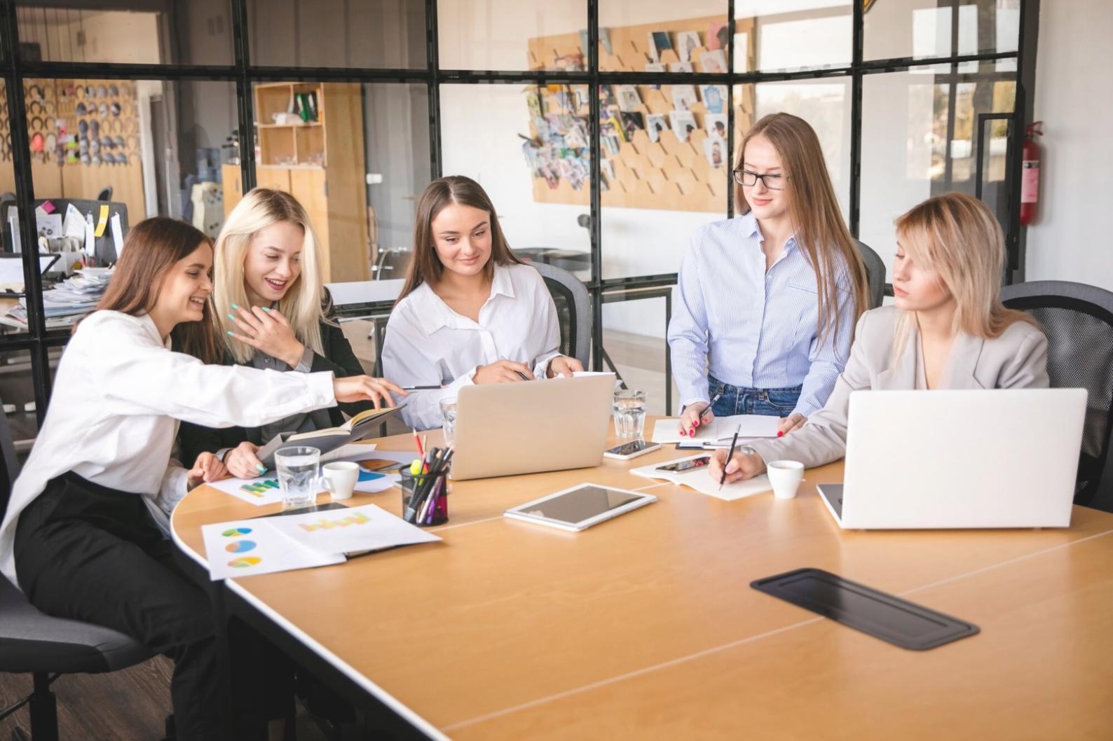 Ambiente de trabajo colaborativo en las oficinas de claviotrequa